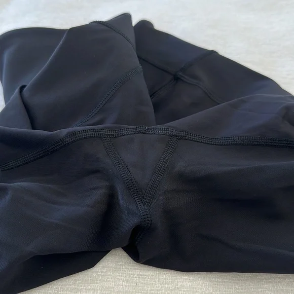 Lululemon Sole Training Crop with New York details Sz 8 🏃🏻‍♀️🧎🏻‍♀️ - Picture 10 of 11